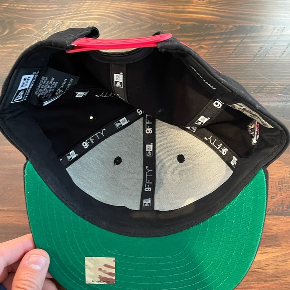 Miami Heat New Era 9fifty snapback. medium-Large. black and red. NWT - Picture 6 of 6